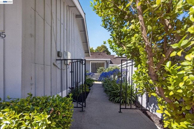 Building Photo - 2005 Rancho Verde Cir W