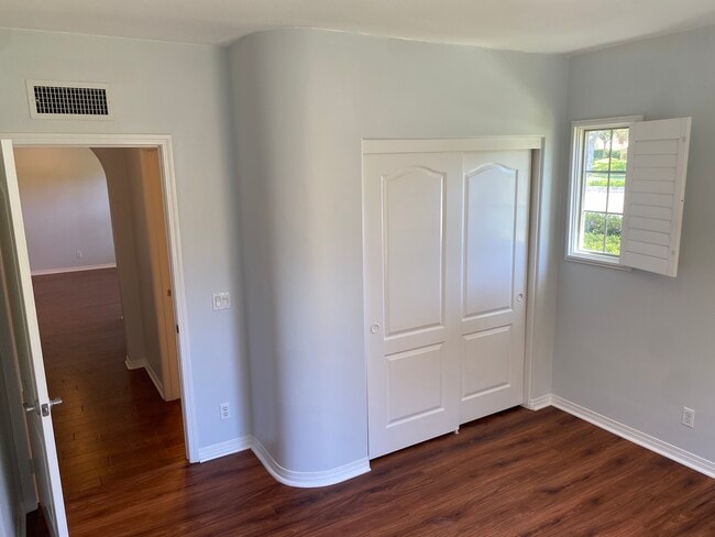 Building Photo - 101 Hallmark