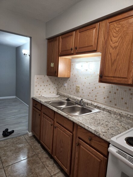 Plenty of counter space and cabinets - 212 N 44th St