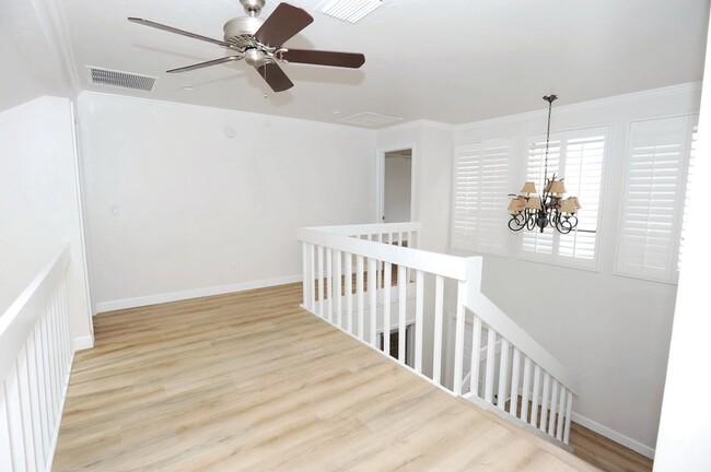 Building Photo - 3 Bedroom Townhouse - $2800/mo - ANNUAL RE...