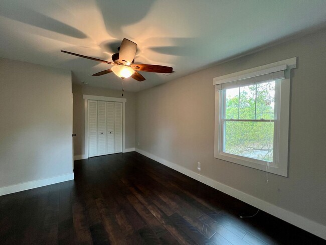 Building Photo - Beautifully Updated Home!  Fenced Yard!