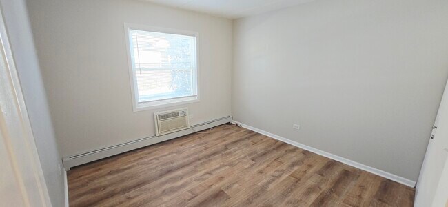 Building Photo - 318 W Naperville Rd