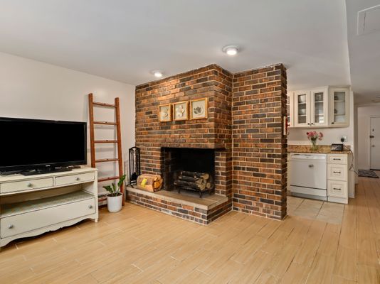 Building Photo - 806 W George St