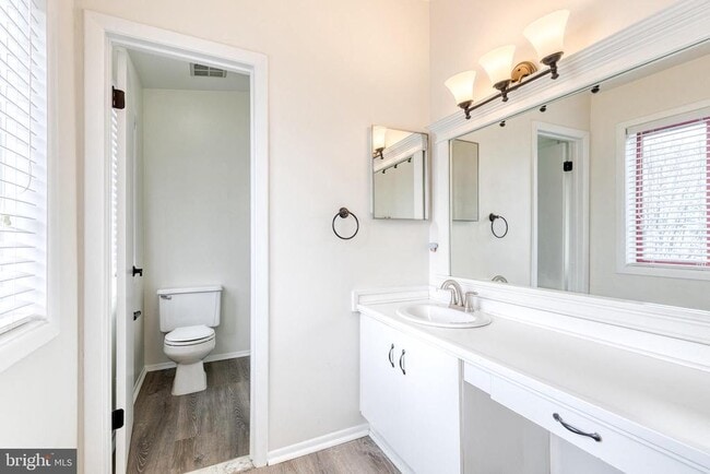 Building Photo - 8008 Valley Manor Rd