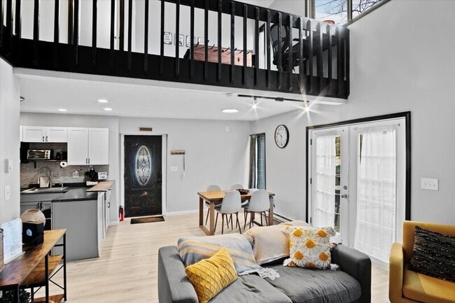 Building Photo - 1150 Country Club Dr