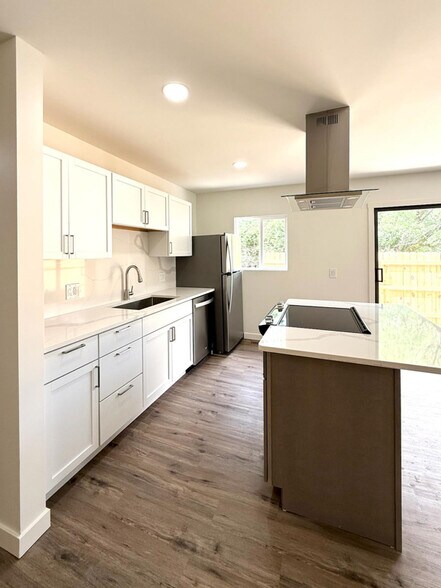 Building Photo - 6386-6386 Shelton Ct