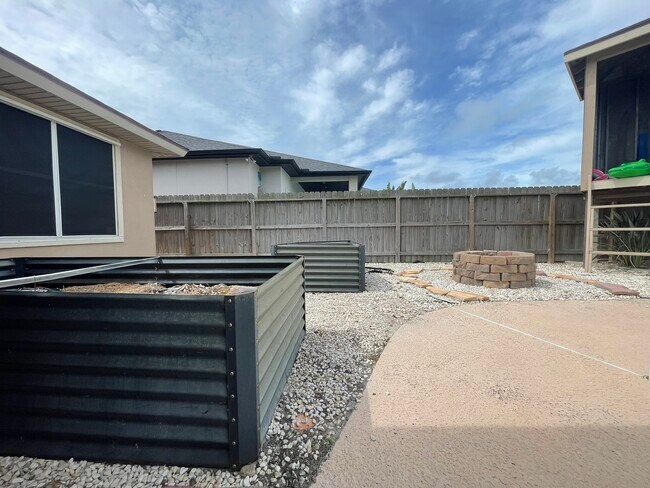 Building Photo - 15829 Vincent Dr