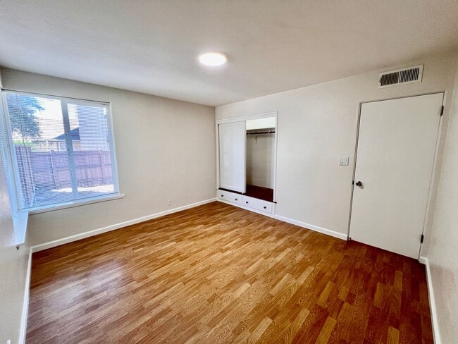 Building Photo - $2,300 Peach & Kings Canyon, 3 Bedroom - S...
