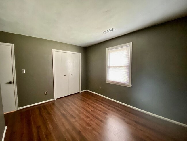 Building Photo - Charming Ranch-Style Home With Garage Avai...
