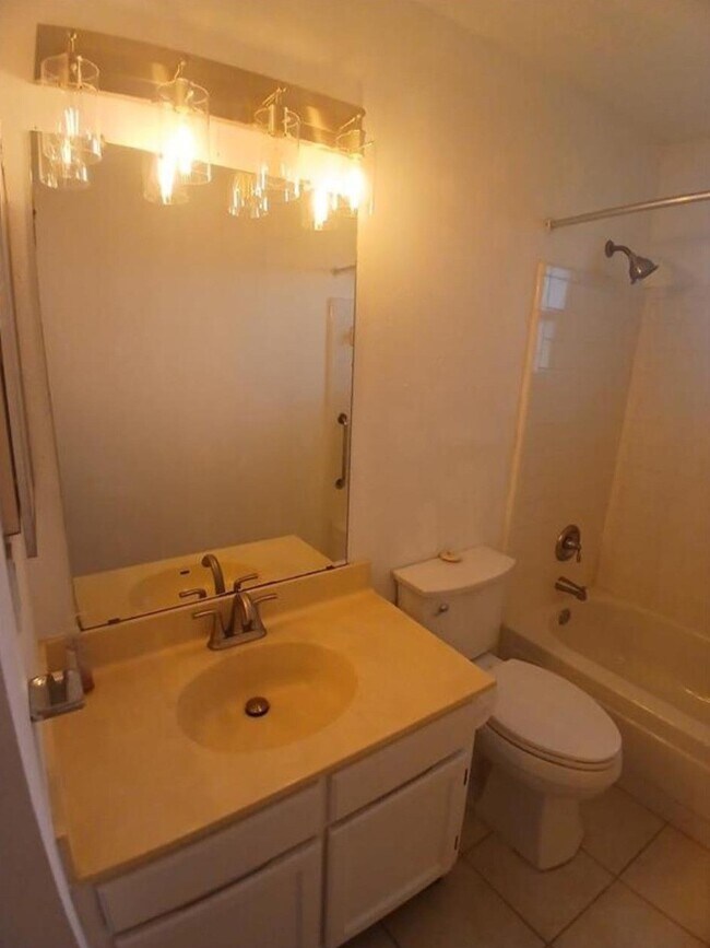 Building Photo - 1126 E Brompton Dr