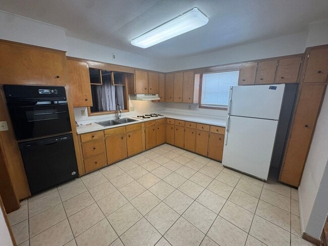 Building Photo - 934 S 28th St