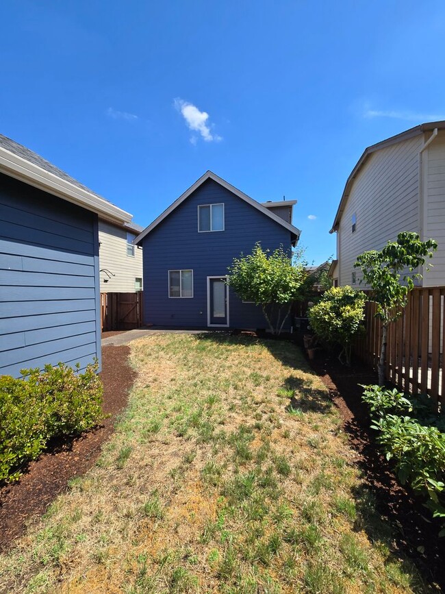 Building Photo - Small Dog Friendly 2 Bedroom 1.5 Bath Hous...
