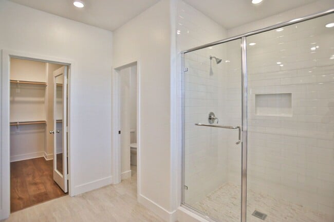 Building Photo - 5 Bedroom SFR in Irvine