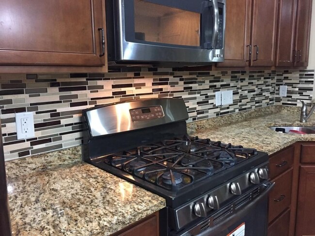 Building Photo - AMAZING! 4 BED/4 BATH TOWNHOUSE IN MAPLE G...