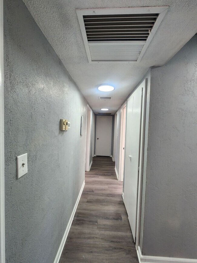 Building Photo - 3 bedroom 1.5 bath home!!!