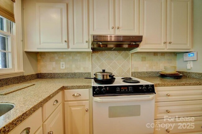 Building Photo - 6412 Tomahawk Ln