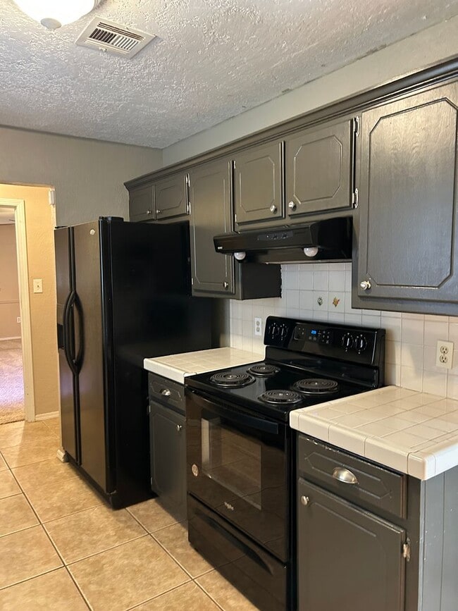 Building Photo - 3 bedroom, 1 3/4 baths NOW AVAILABLE in the Eisenhower School District!