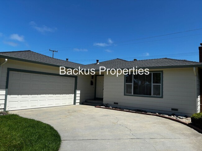 Building Photo - Wonderful three bedroom home in South Salinas