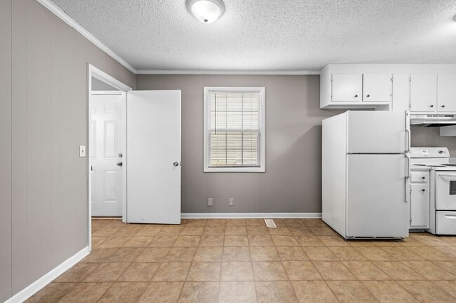 Building Photo - 3 Bedroom Pet Friendly Home For Rent Close To Post!