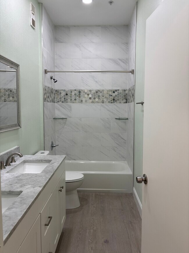 Building Photo - 136 Reserve Cir