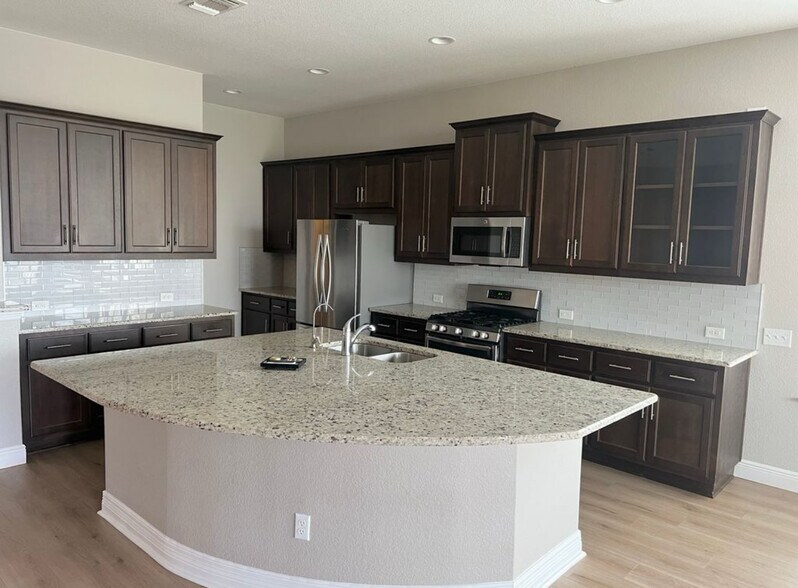 Building Photo - 456 Betony Loop