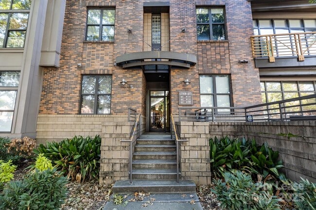 Building Photo - 708 N Davidson St
