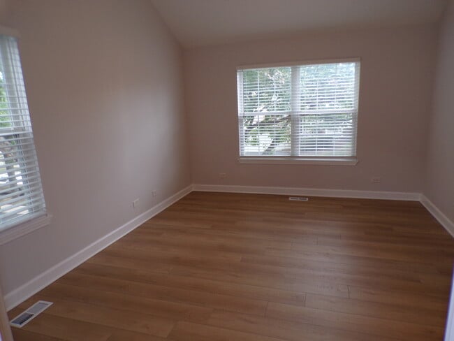 Building Photo - 891 Essex Cir