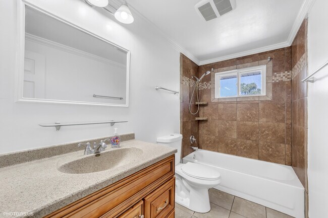 Building Photo - 728 Boxwood Dr