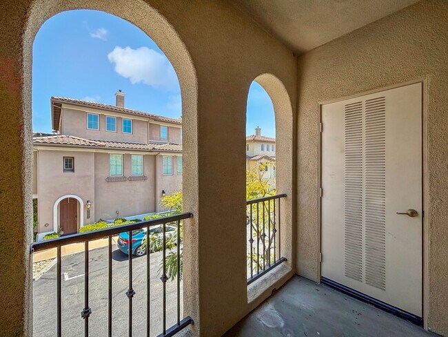 Building Photo - Bright 2BD/2BA Townhouse in Serra Mesa with Balcony, Fireplace & Resort-Style Amenities