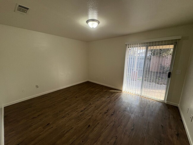 Building Photo - NW Visalia Home Rent Ready!