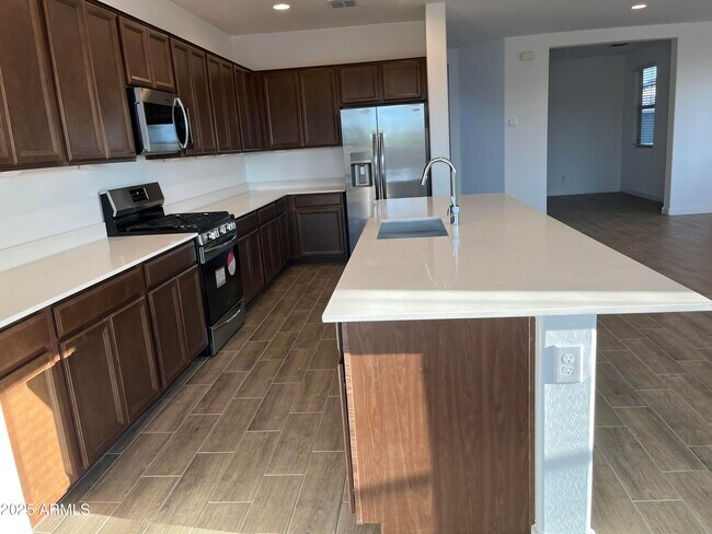 Building Photo - 9426 W Sells Dr