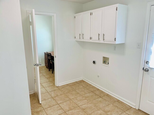 Building Photo - 7207 Poplar Pike