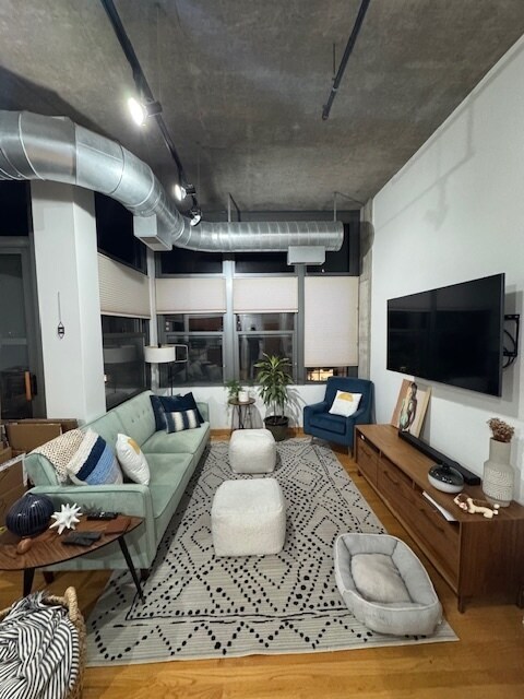 Building Photo - 900 N Kingsbury St