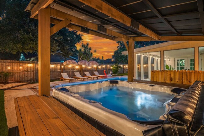 Building Photo - 10703 Del Prado Dr S