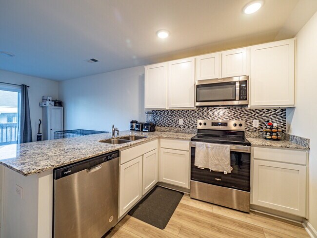 Building Photo - "Spacious Elegance Awaits: 4-Bedroom Haven with Granite Touches in Sumter"