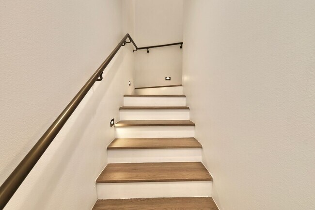 Building Photo - 902 Montana St