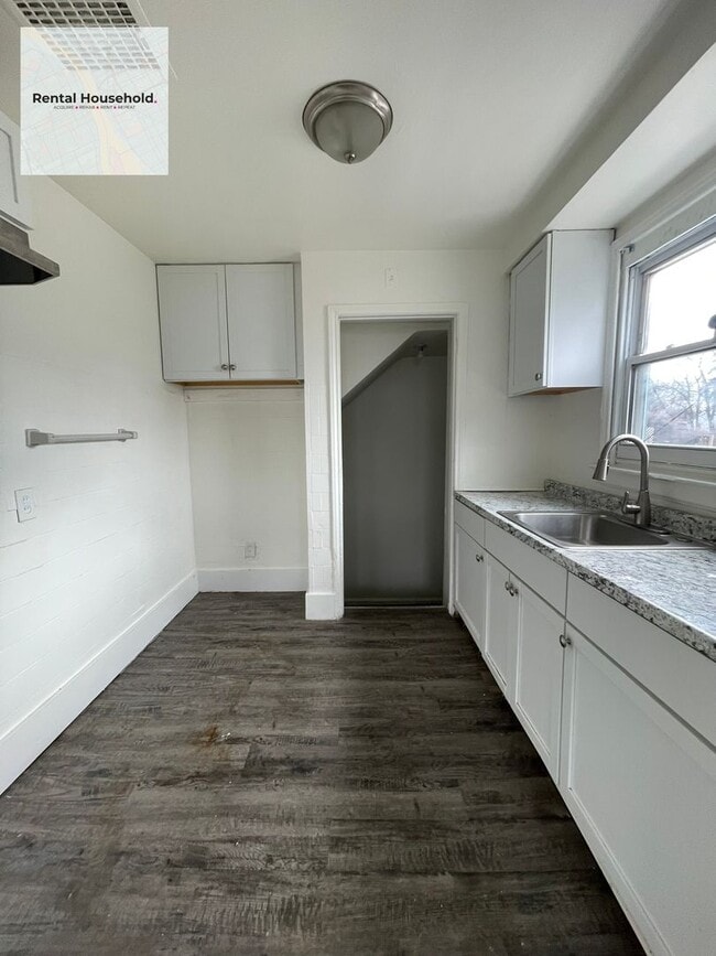 Building Photo - Bright & Airy 3-Bedroom Bungalow-Move-In Ready!