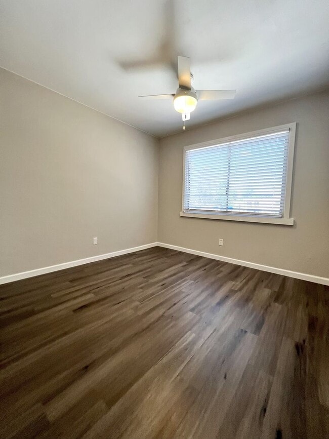Building Photo - UPDATED 2 story townhome FOR RENT  **SAVE ...