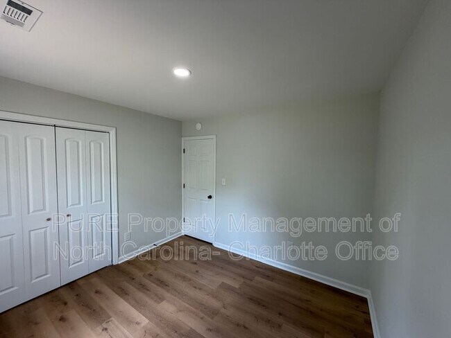 Building Photo - 1712 Blandford Dr