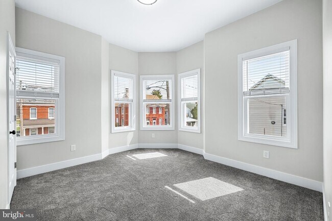 Building Photo - 320 W King St