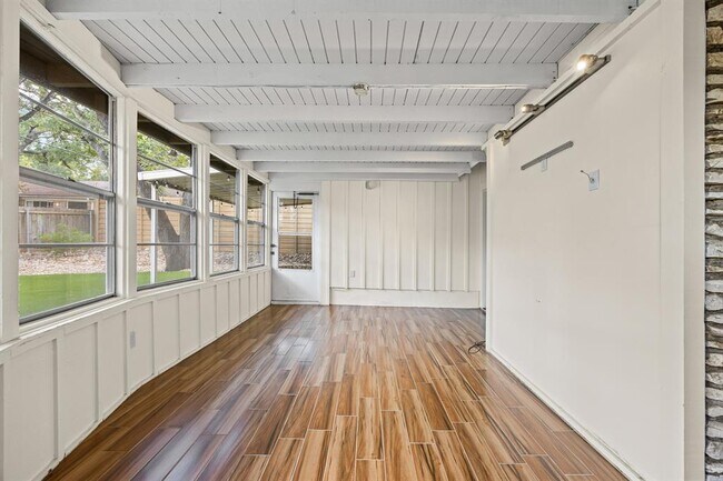 Building Photo - 7103 Mesa Dr