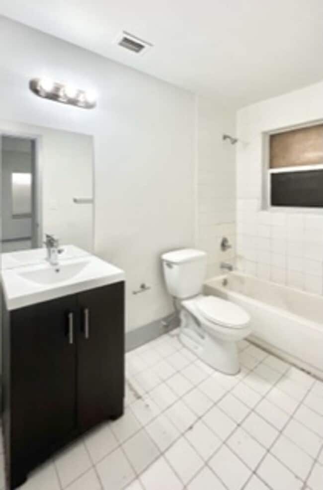 Building Photo - Three Bedroom Single Family Home with Private Fenced Yard