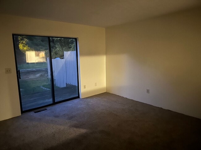 Building Photo - 2 Bedroom Close to I-81