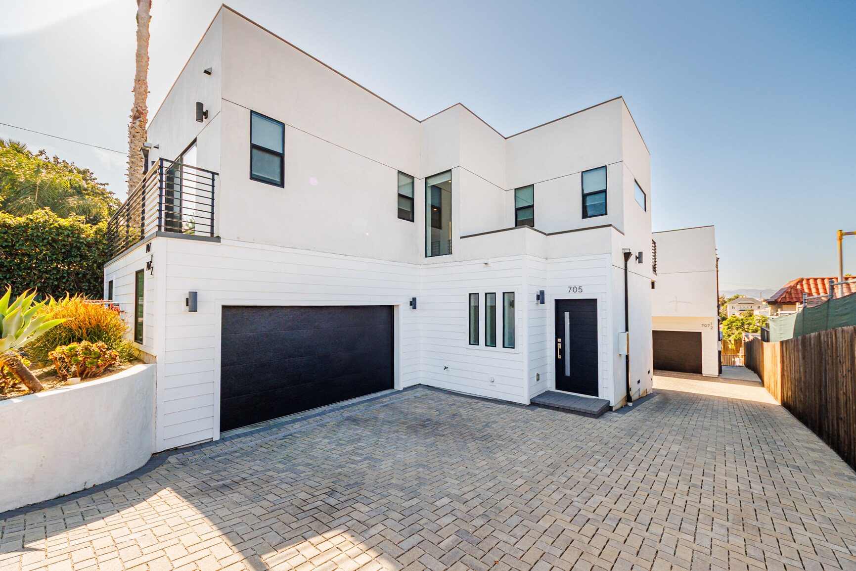 Building Photo - 705 N Benton Way