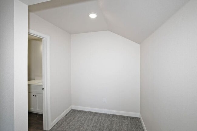 Building Photo - 7629 Woodford Ave