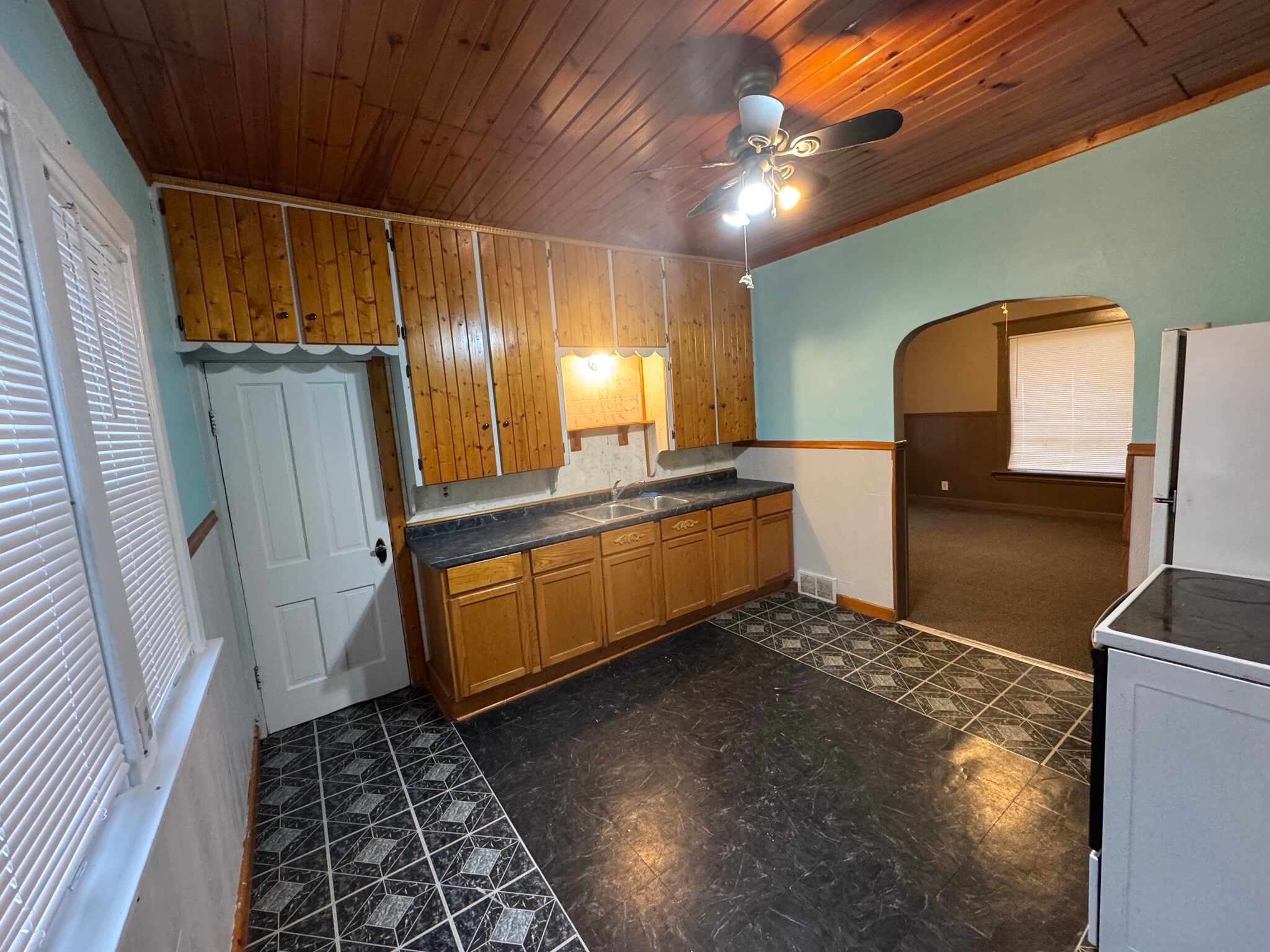 Kitchen - 204 Independence Ave S