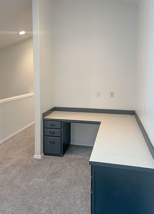 Building Photo - Beautiful West Linn Home in a Quiet, Desirable Neighborhood