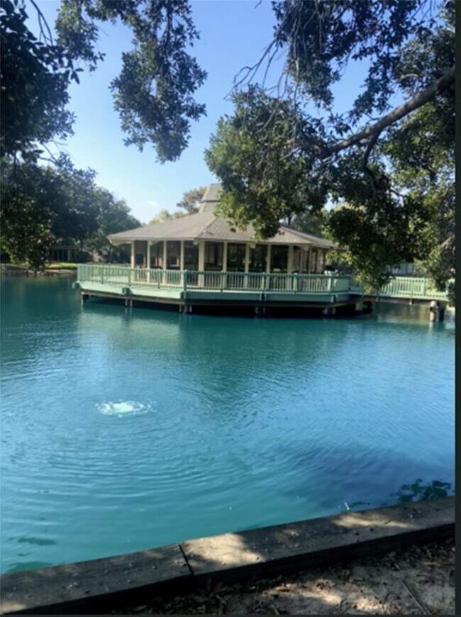 Building Photo - 179 Old Bridge Lake St