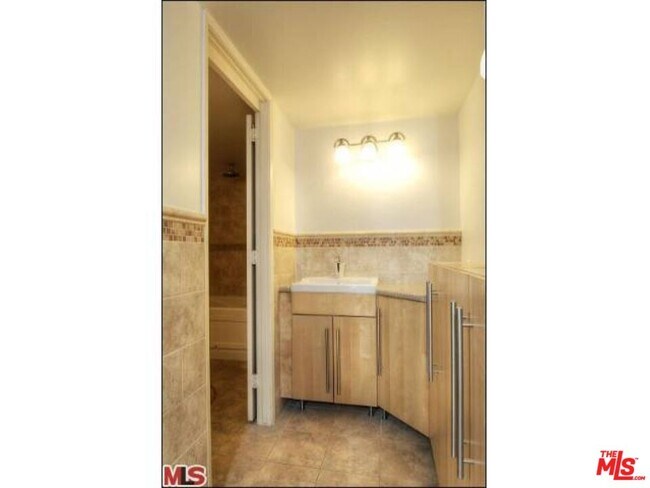Building Photo - 318 N Maple Dr