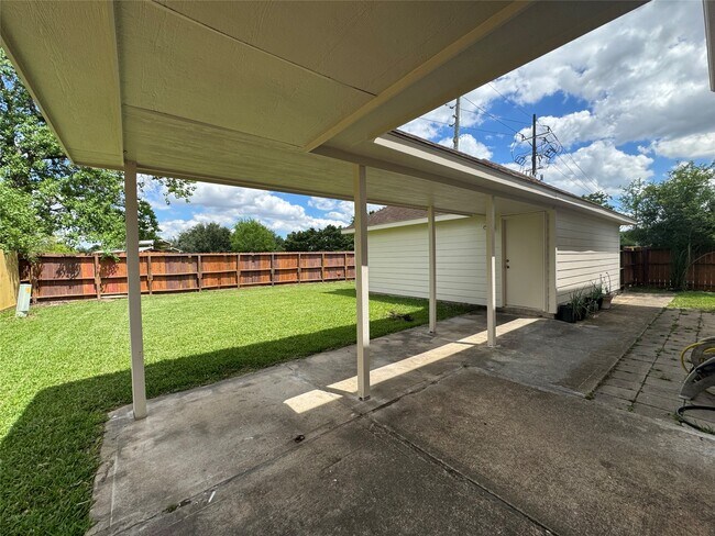 Building Photo - 16519 Village View Trail